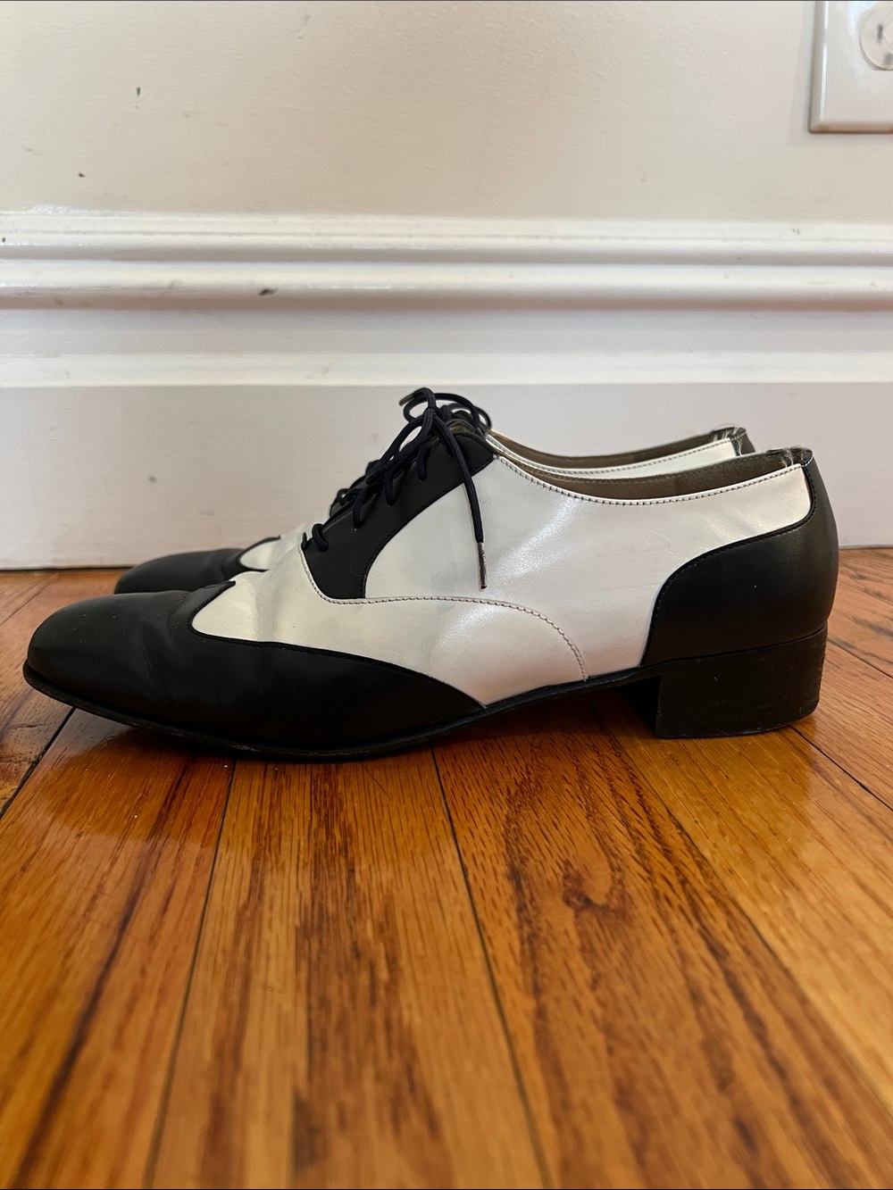 Rare Salvatore Ferragamo Black and White Two-Tone Leather Oxford Heels - Picture 4 of 13